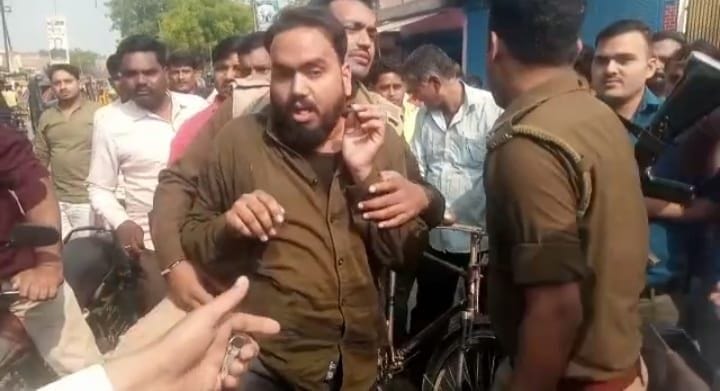 Money looted from young man, villagers caught robbers riding Bolero