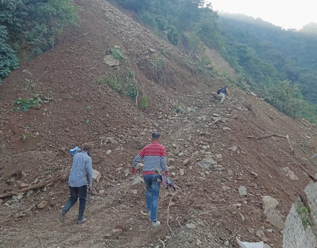 sirmaur news nh-707 ponta sahibsilai  blocked in hevna and people facing problem