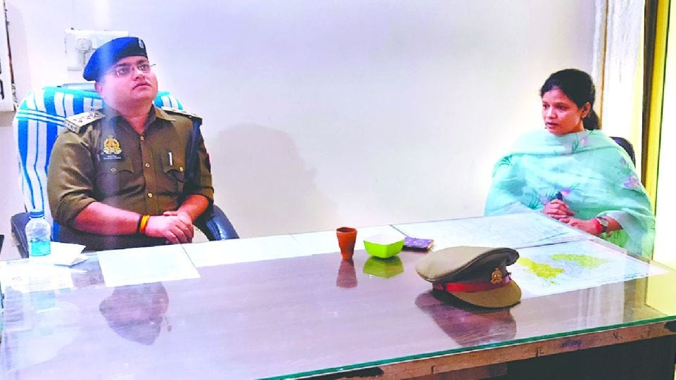 Executive Officer made hostage in Nagar Panchayat office Fatehabad Agra