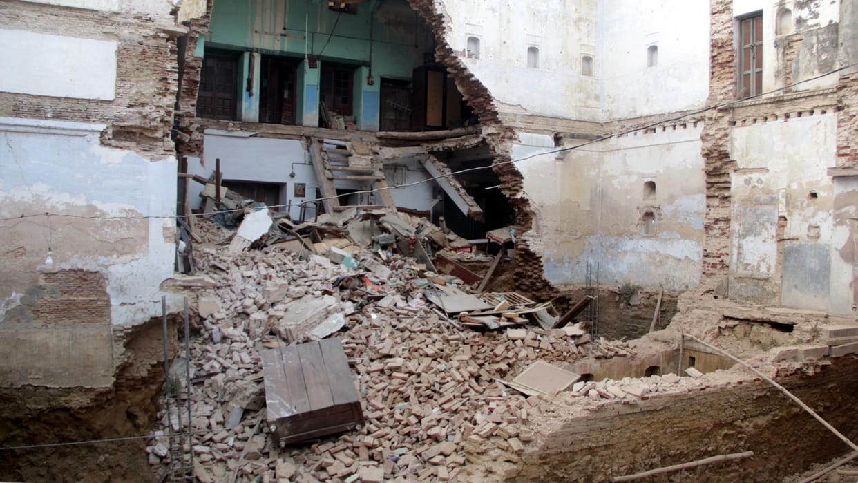 Dilapidated house collapsed, fear of a laborer getting buried, SDRF also reached