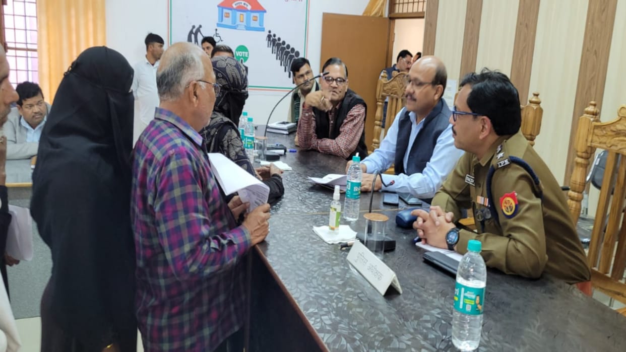 Bijnor: DM heard the problems of the complainants in Tehsil Solution Day