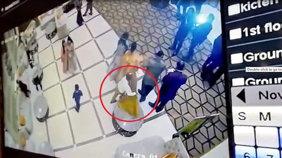 Ghaziabad A bag full of jewelry and five lakhs was stolen in the engagement