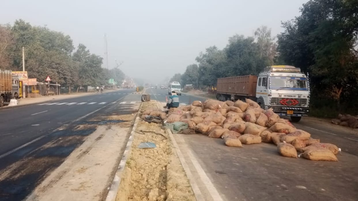 An uncontrolled truck accident in kamalapur thana in lucknow.