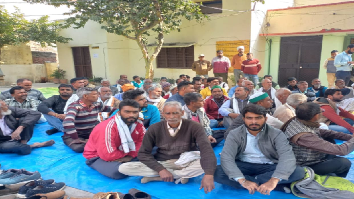Bijnor: Demonstration of farmers for installation of purchase center and payment of dues, sitting on dharna