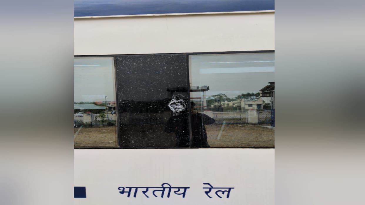 miscreants broke two glasses by pelting stones on the Vande Bharat train In Una