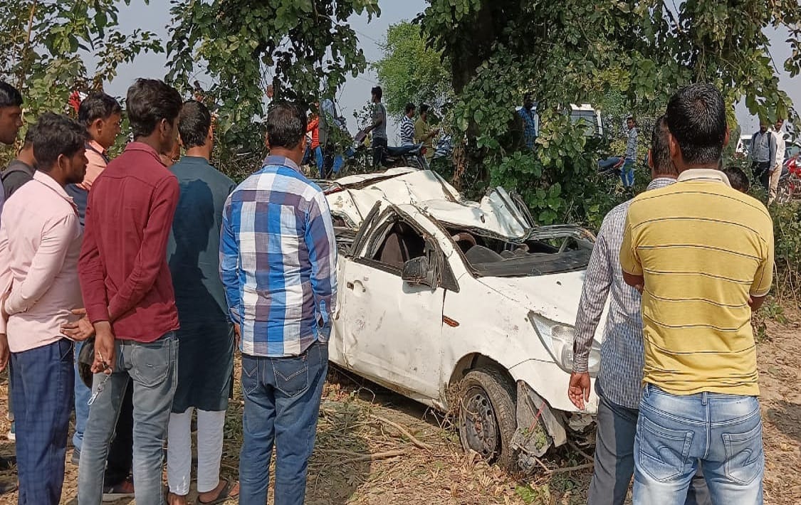 Road accident in azamgarh coaching student died and two injured due to overspeed car hit tree