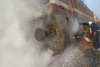 Young man narrowly escaped in Jaunpur he left his bike on railway track after seeing train
