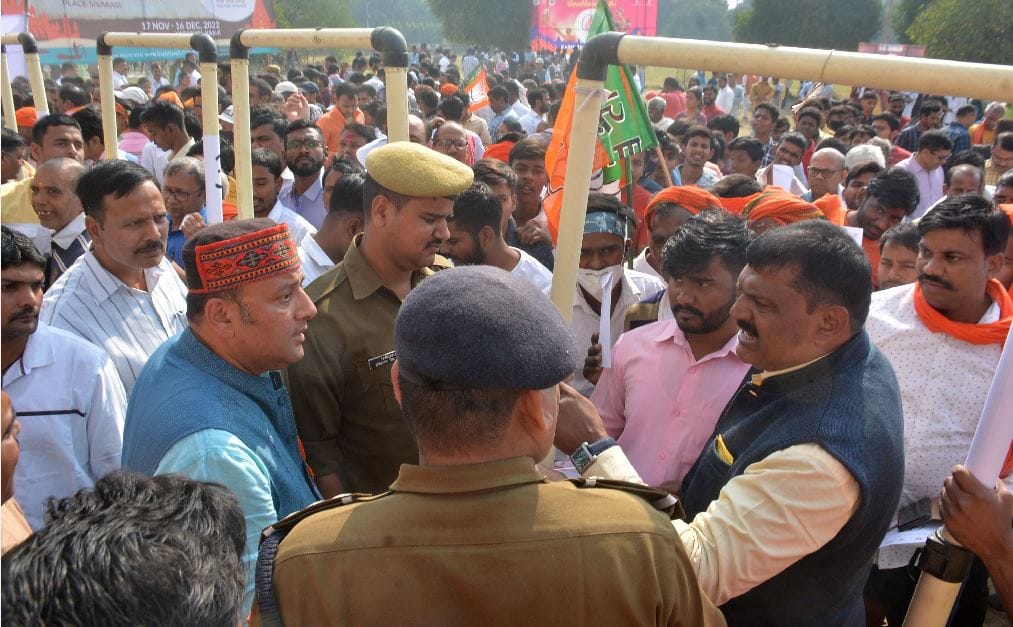Even if suspended will not be removed from duty varanasi Cantt MLA and inspector heated deabte