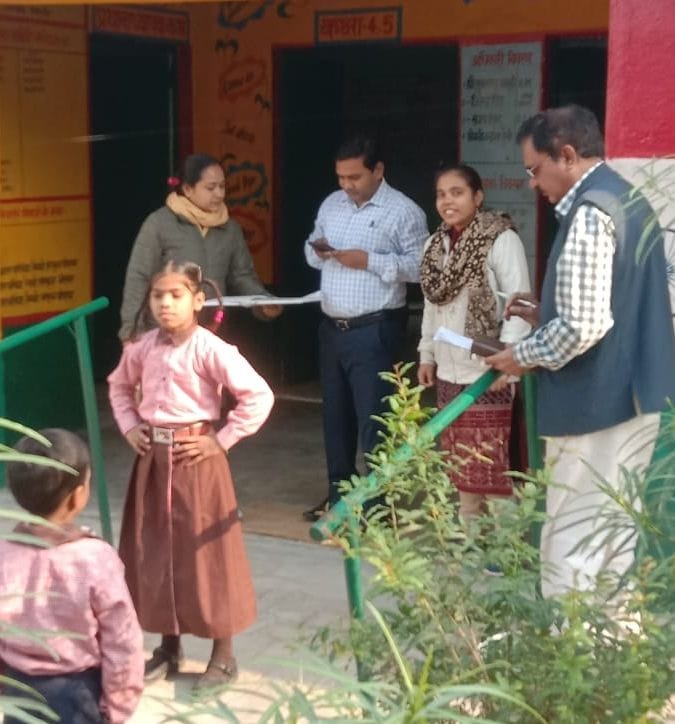 Etah: BSA inspected the schools and saw the arrangements