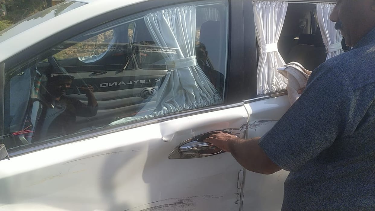 MP Minister's car hit by Truck in Gujarat, No harm to Vishwa Sarang, he is ok