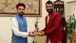 केंद्रीय मंत्री अनुराग ठाकुर और चेतेश्वर पुजारा
