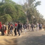 राम रहीम के आश्रम में जाते लोग