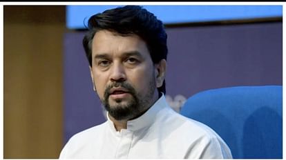 Maharashtra: अनुराग ने महाराष्ट्र में आदिवासी के घर जमीन पर बैठकर किया भोजन, विपक्ष पर साधा निशाना Anurag thakur had food sitting on the ground at a tribal house in Maharashtra