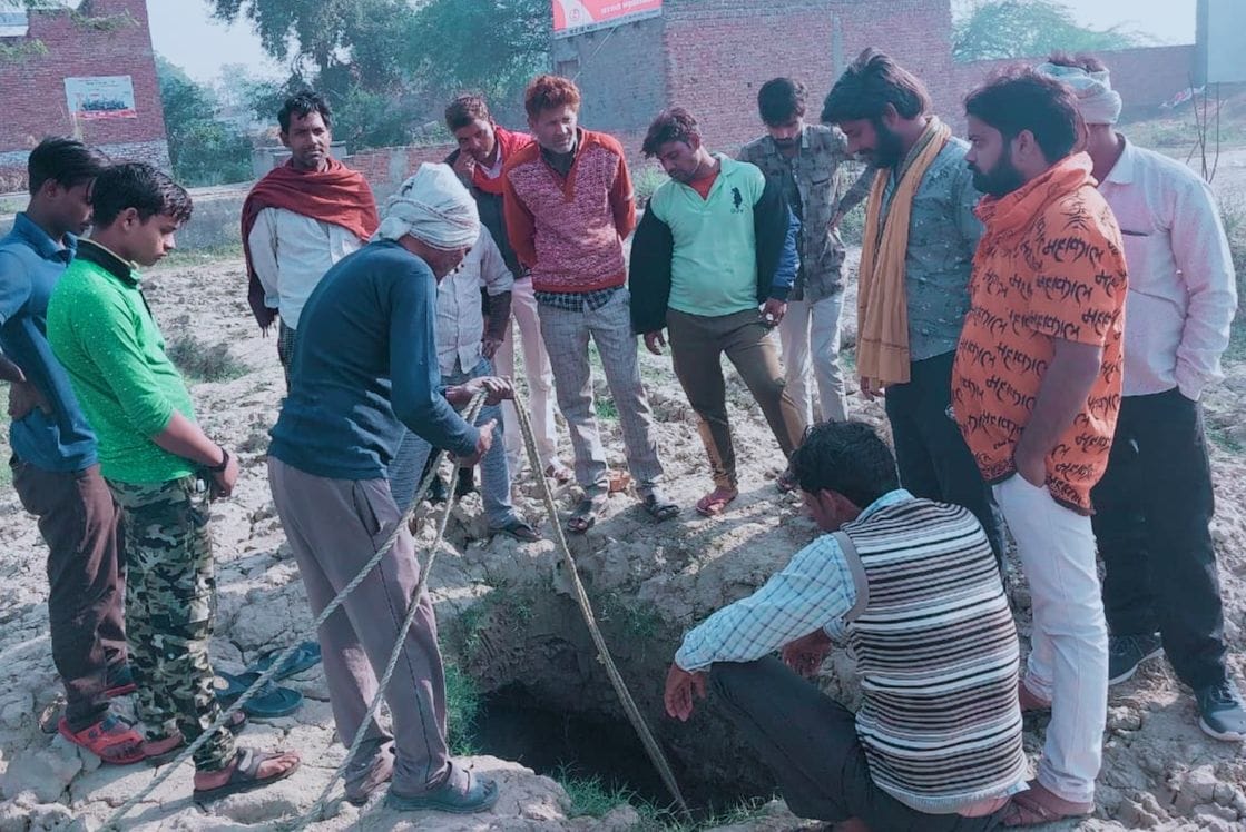 Etah: The injured cow that fell in the pit was removed and treated