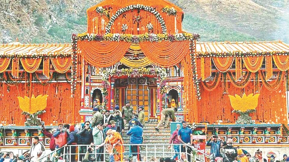 Badrinath Dham: Kamal ka Phool in decoration attracted attention discussion subject all over on door closing