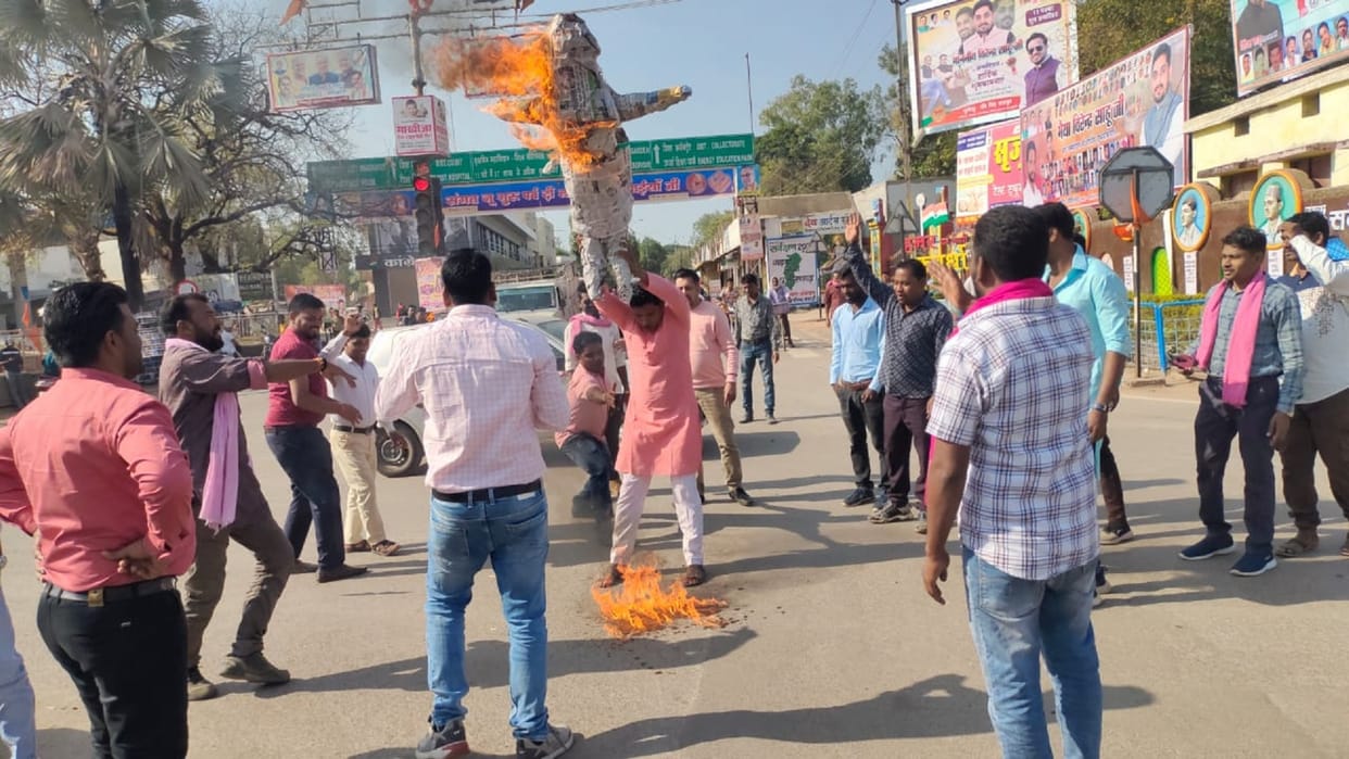 jccj workers burn cm bhupesh effigy after FIR against richa jogi