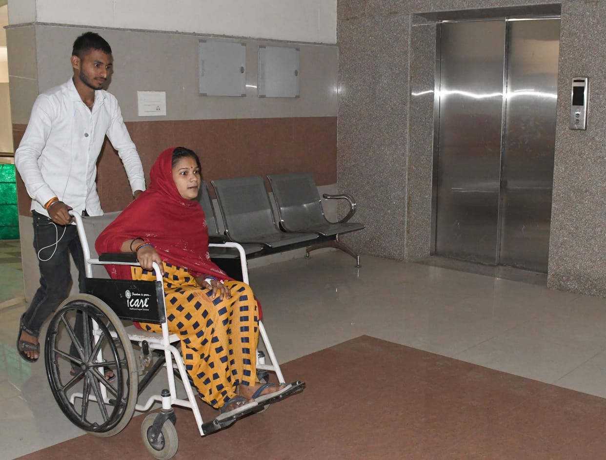 Elevator malfunctioned, the pregnant women climbed the third floor after tolerating the pain