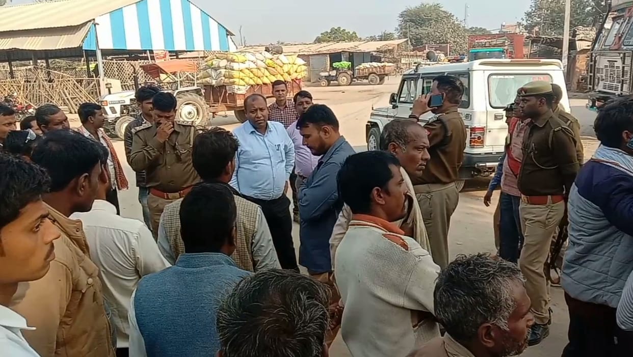 Banda: Weighing of paddy was stopped due to non-increasing pull, officers explained