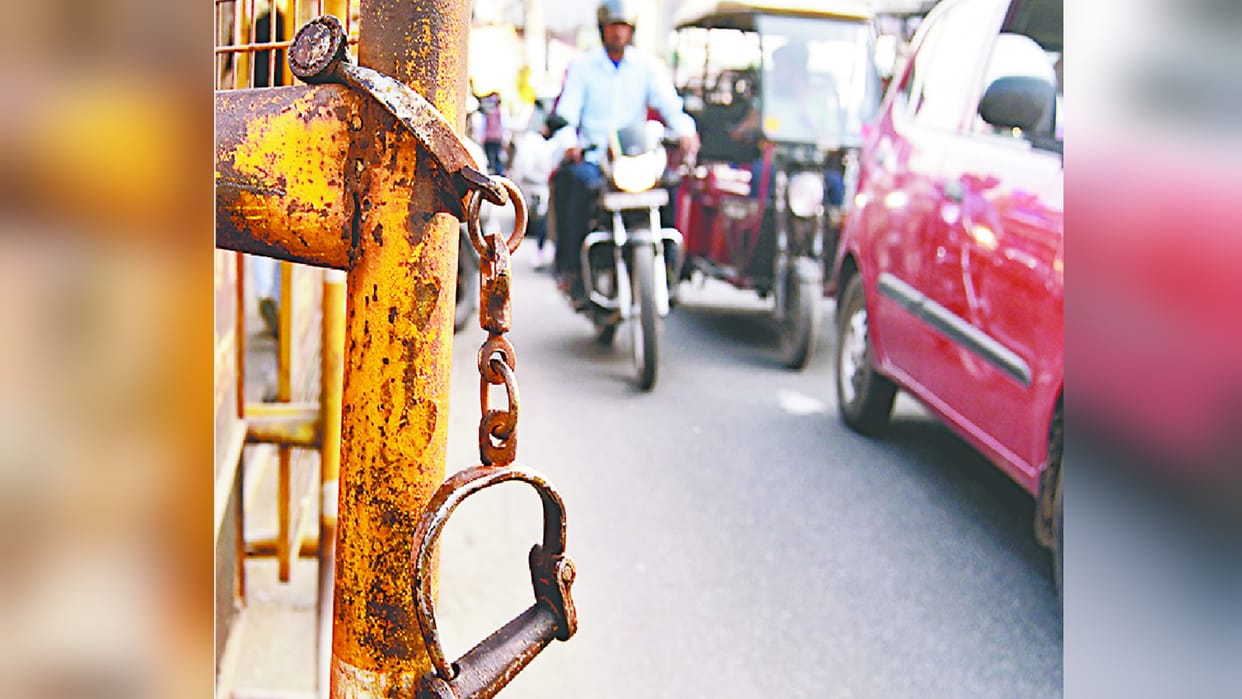 Meerut: police put handcuffs in barricading instead of chains, video going viral