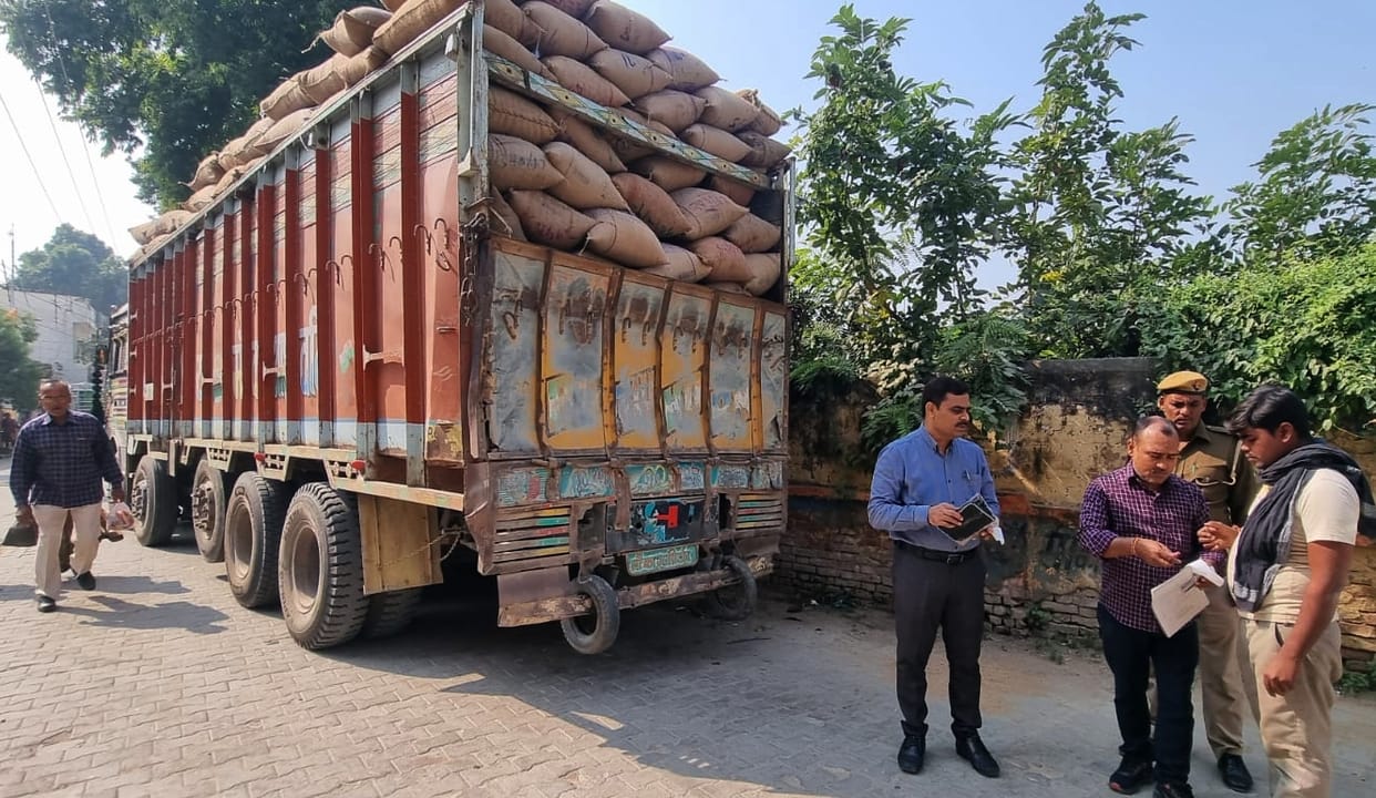 SDM caught a truck of illegal paddy, fined 78 thousand