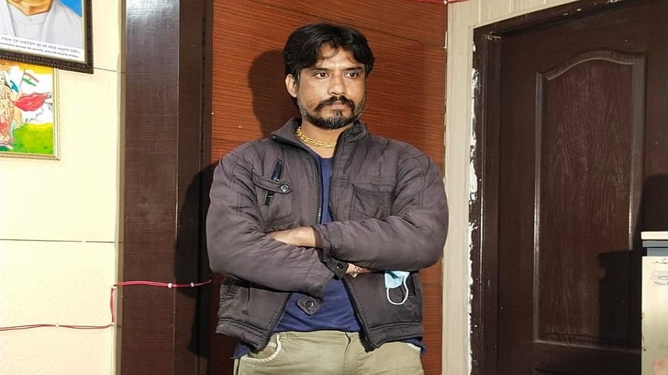 Man arrested for threatening to kill Kumar Vishwas by sending e-mail by ghaziabad police