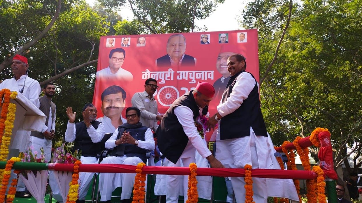 Mainpuri Bypolls, Akhilesh and Shivpal Yadav came on a stage after a long time