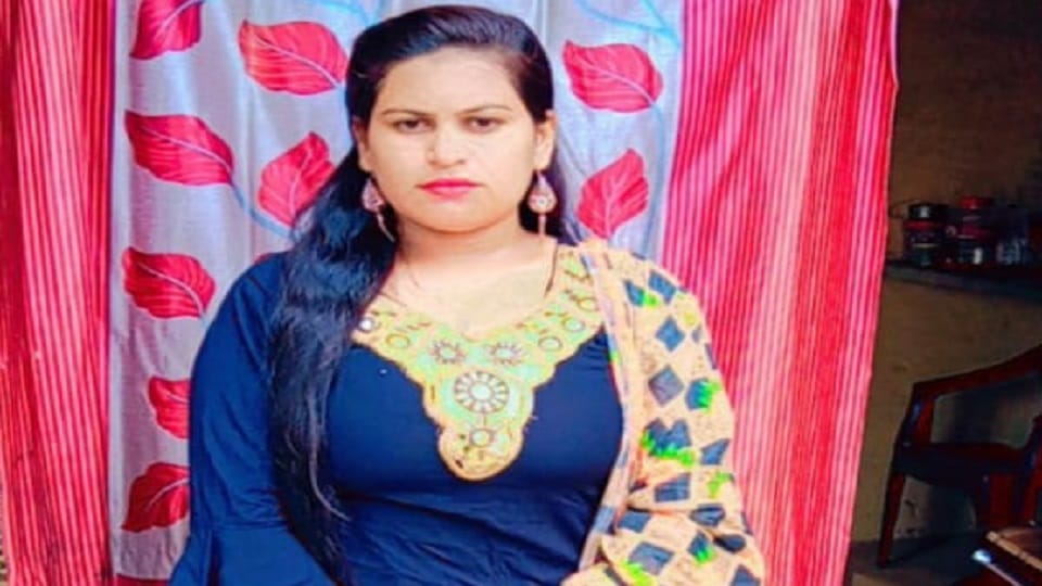 Teachers dead body found hanging at home in Moradabad