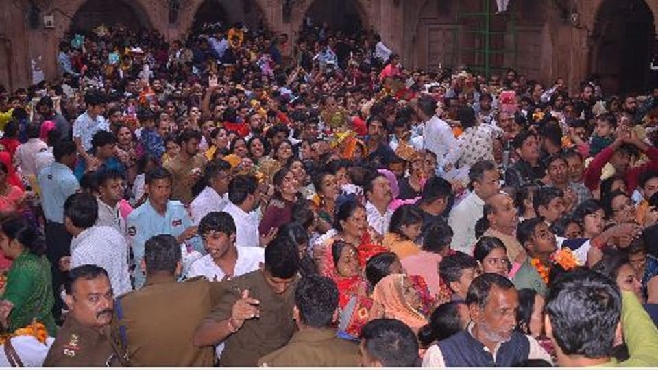 Banke Bihari Temple  Crowd Of Devotees Gathered On Ekadashi bihari mandir news