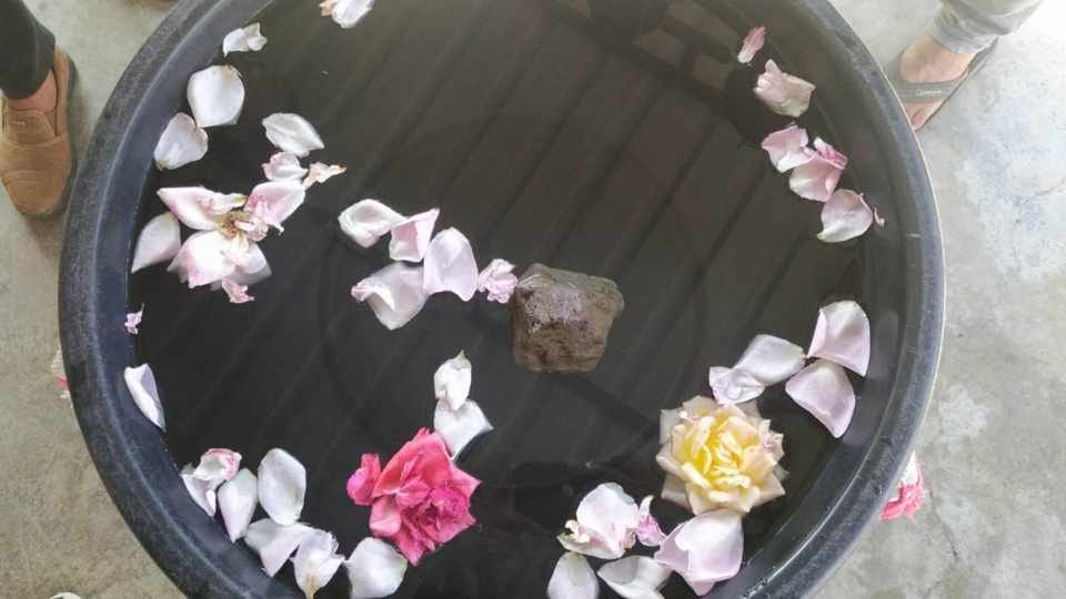 Farmer found stone from field in village dadwan of pathankot, claim it floats in water