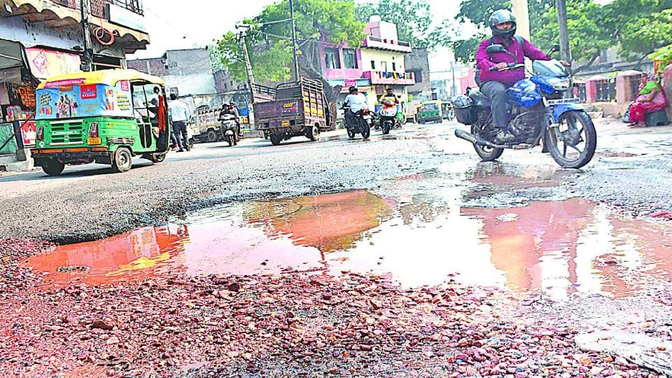 negligence in survey of roads till filling of potholes in Agra