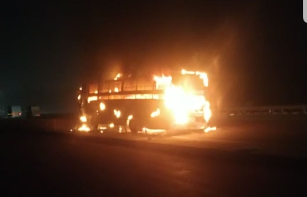 Fire broke out in a moving bus, 37 passengers narrowly escaped
