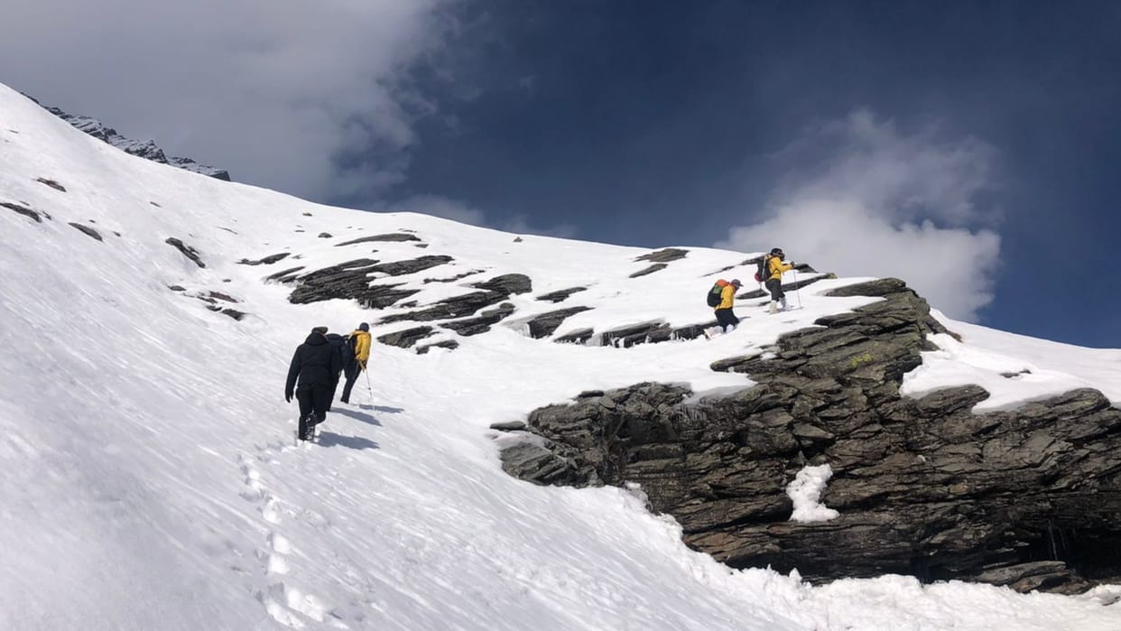 himachal News: youth missing while on friendship peak trekking in Manali Kullu