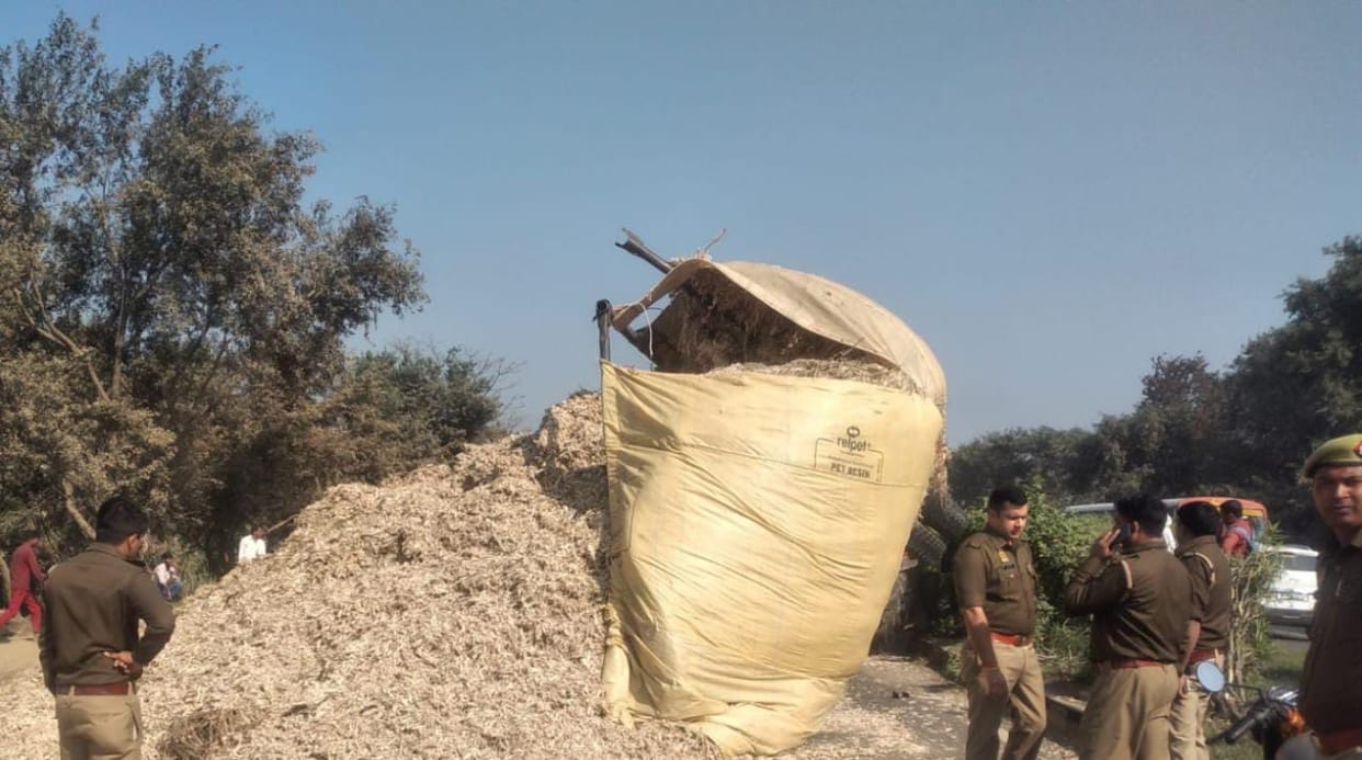 Bagasse laden tractor-trolley overturned, four-hour jam on the highway