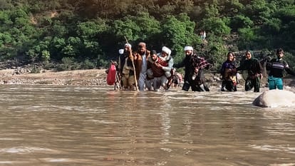 jammu udhampur doda unique Marriage groom and Barati landed in river on a mare