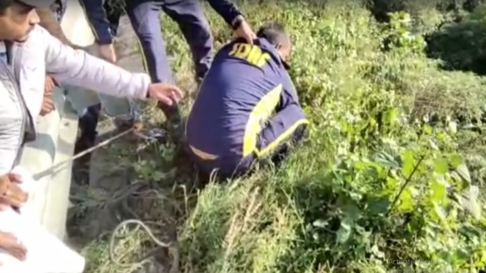 Dehradun News: Delhi youth falls into ditch near Kolukhet tax toll and SDRF rescues him safely