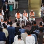 कार्यकर्ताओं के बीच पीएम मोदी