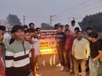 श्रद्धा को न्याय की मांग को लेकर कैंडल मार्च निकालते युवा।
