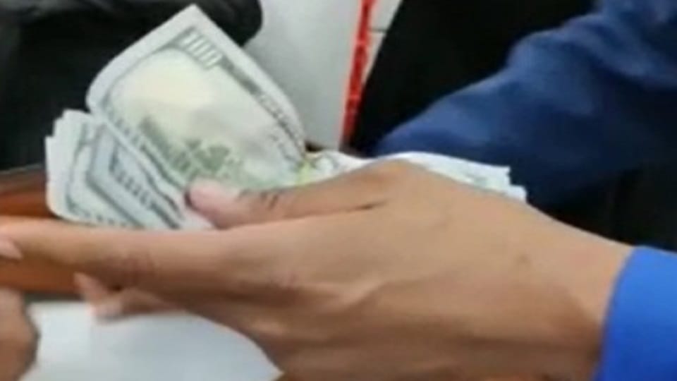 Foreign female passenger arrested from airport for smuggling foreign currency