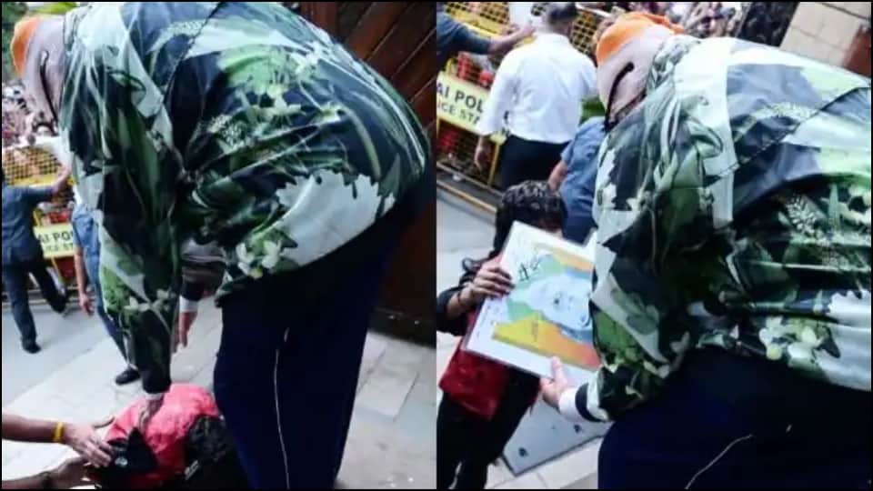 Amitabh Bachchan Fan breaks security to touch his feet actor shares pictures