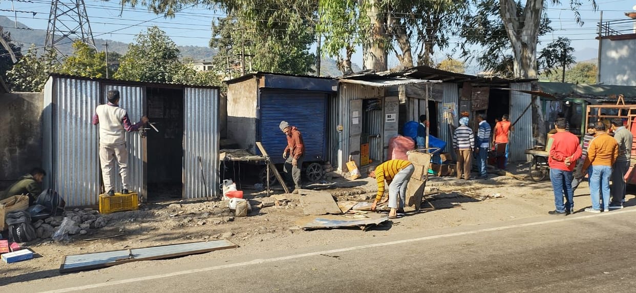 Illegal encroachment work started from the side of the highway, 19 booths removed in Barmana