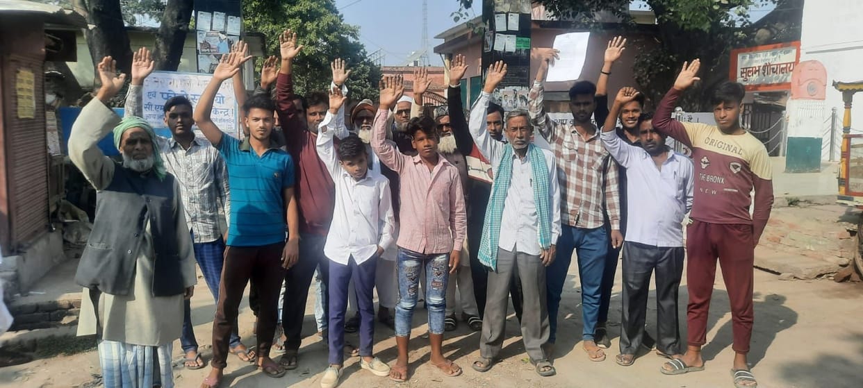 Demonstration at tehsil gate on cutting chakrod
