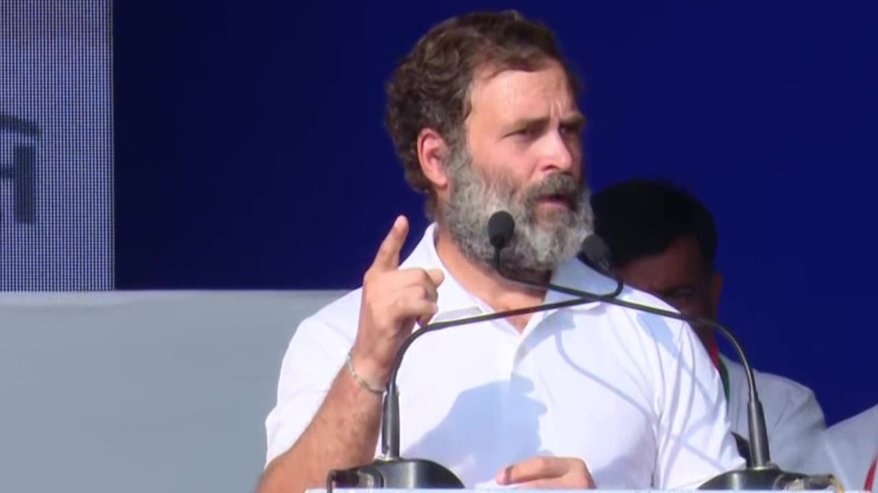 चुनावी सभा को संबोधित करते कांग्रेस नेता राहुल गांधी।