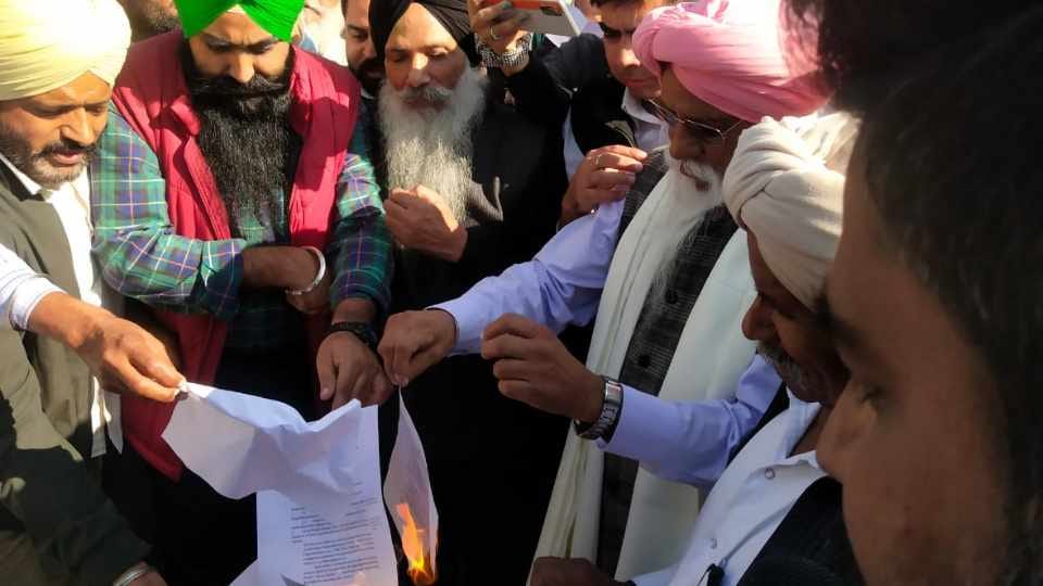 Farmers of Kandi area gathered against transfer of land from names of shareholders to Panchayat