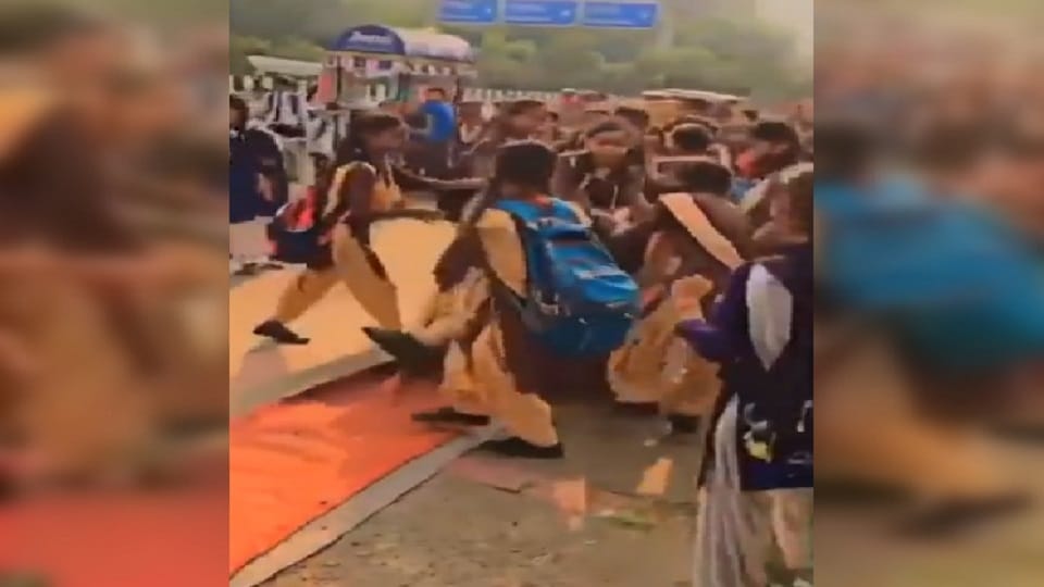 schoolgirls thrashed another girl student for touching her shoulder In Delhi s Nand Nagri