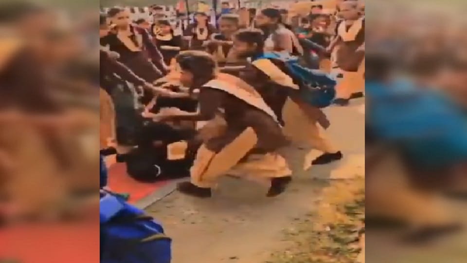 schoolgirls thrashed another girl student for touching her shoulder In Delhi s Nand Nagri