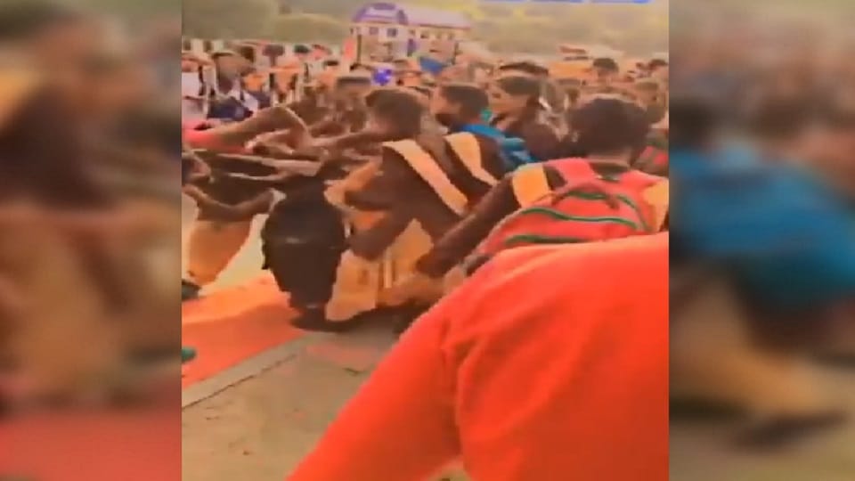 schoolgirls thrashed another girl student for touching her shoulder In Delhi s Nand Nagri