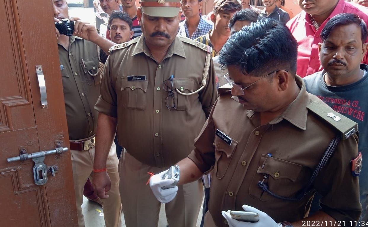 Etah: Lakhs stolen from closed house of tobacco trader