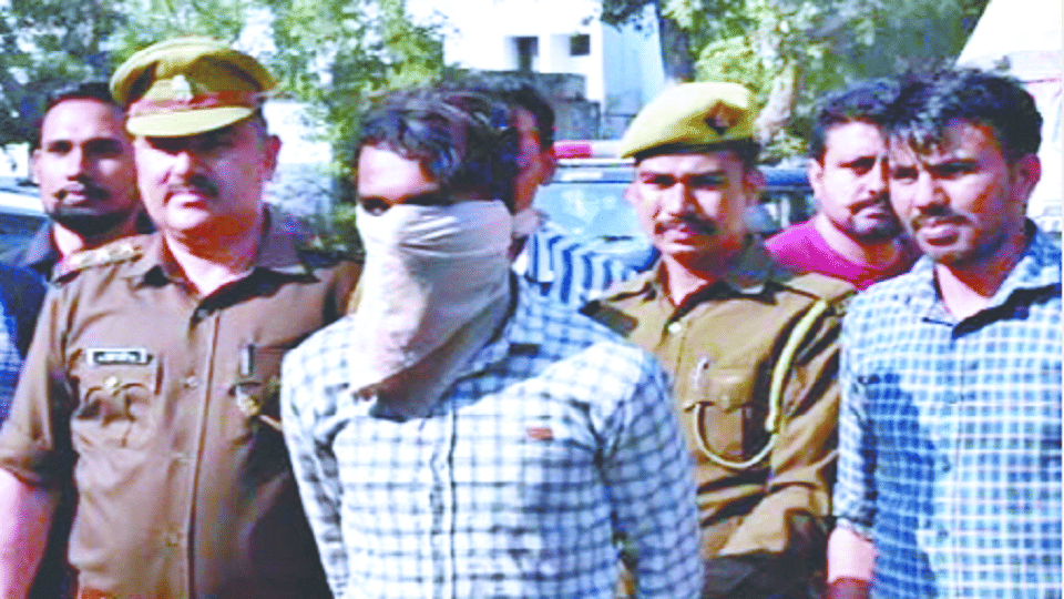 Haryana mastermind and woman arrested for stealing 26 lakhs from ATM in etah
