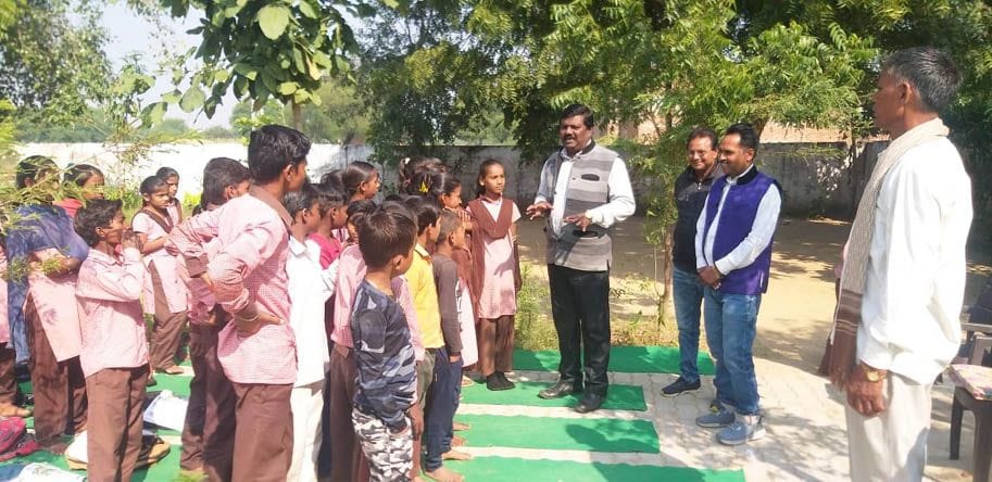 Chitrakoot: Information related to sports given to the children of primary school Chhechhariha Khurd