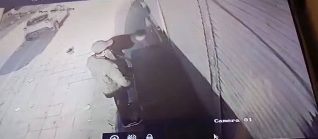 Thieves in car try to break locks of two shops